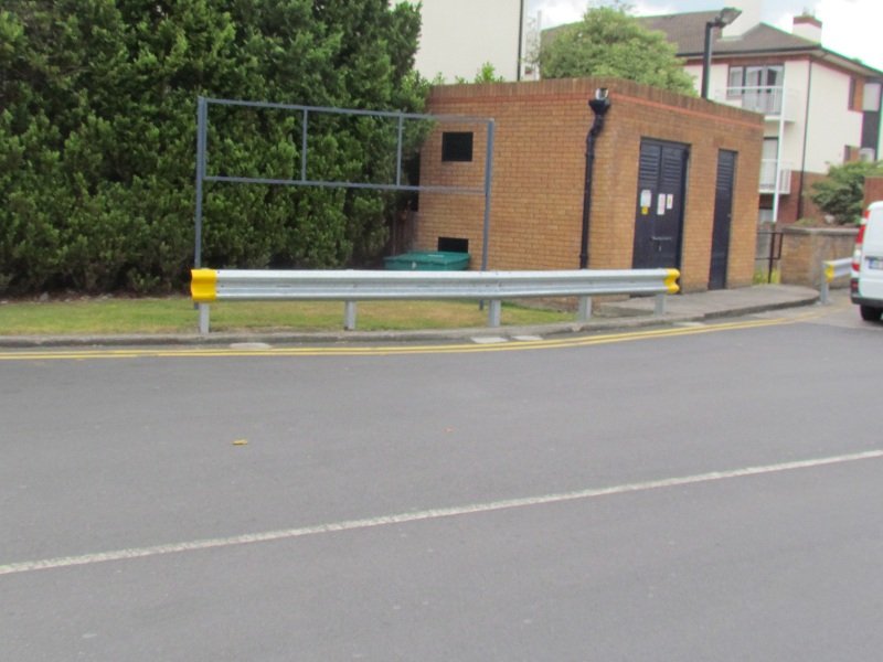 Crash barrier for buildings